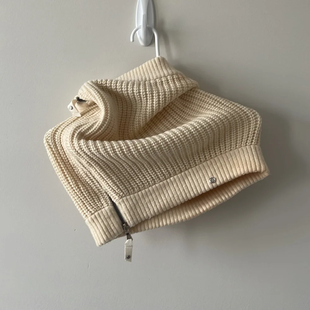 Lululemon Falling Freely Neck Warmer